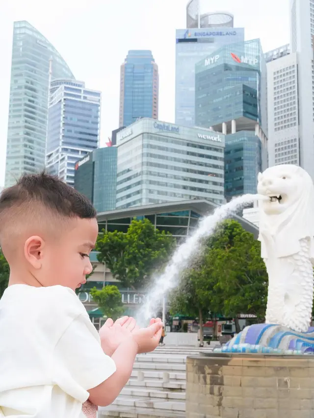 Rayyanza Berpose Lucu di Depan Patung Merlion, Komentar Netizen Bikin Salfok