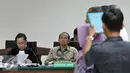 Terdakwa Mantan Menteri Agama Suryadharma Ali menyaksikan saksi saat diambil sumpah di Pengadilan Tipikor, Jakarta, Rabu (30/9/2015). Sidang menghadirkan lima saksi diantaranya Bendahara pengeluaran Kemenag, Wardasari Gandi. (Liputan6.com/Andrian M Tunay)