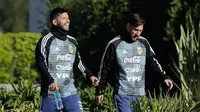 Sergio Aguero dan Lionel Messi menghadiri sesi latihan bersama timnas Argentina di Buenos Aires, Rabu (23/5). Argentina mempersiapkan diri menghadapi pertandingan persahabatan melawan Haiti pada 29 Mei menjelang Piala Dunia 2018. (AP/Victor R. Caivano)