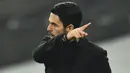 Pelatih Arsenal, Mikel Arteta, memberikan arahan kepada anak asuhnya saat melawan Tottenham Hotspur pada laga Liga Inggris di London, Minggu (6/12/2020). Tottenham menang dengan skor 2-0. (Glyn Kirk/Pool via AP)