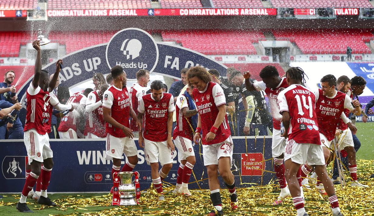Ekspresi para pemain Arsenal ketika Piala FA terjatuh saat perayaan gelar juara di Stadion Wembley, London, Minggu (2/8/2020). Arsenal menjadi Juara Piala FA setelah menaklukkan Chelsea dengan skor 2-1. (Catherine Ivill/Pool via AP)