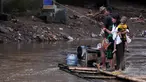 Masih banyak warga bantaran kali Ciliwung Jakarta yang memanfaatkan air kali untuk kehidupan sehari - hari. Tampak aktivitas warga saat menyebrangi kali Ciliwung, Jakarta, Jumat (20/2/2015). (Liputan6.com/JohanTallo)