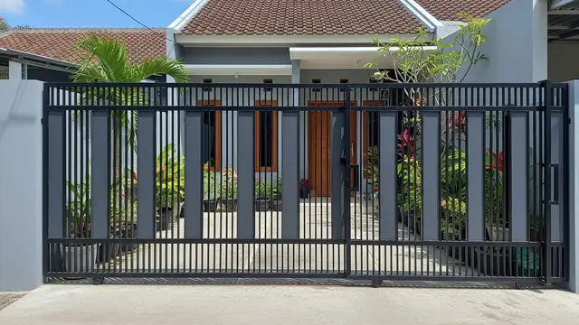 Model Pagar Rumah Kecil Warna Netral Biar Terlihat Lega Desain Besi Hollow Vertikal