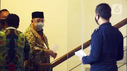 Mantan anggota DPRD Provinsi Jambi Cek Man saat akan menjalani pemeriksaan penyidik di Gedung KPK, Jakarta, Selasa (30/6/2020). Cek Man diperiksa sebagai tersangka terkait kasus dugaan menerima suap ketok palu pengesahan RAPBD Provinsi Jambi Tahun 2017-2018. (merdeka.com/Dwi Narwoko)