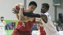 Center Timnas Basket Indonesia, Christian Sitepu mencoba lepas lagi kawalan pebasket India Annadura Aravind pada final Invitation Tournament Asian Games 2018 di GBK Hall Basket, Jakarta. Indonesia menang 78-68. (Bola.com/Peksi Cahyo)