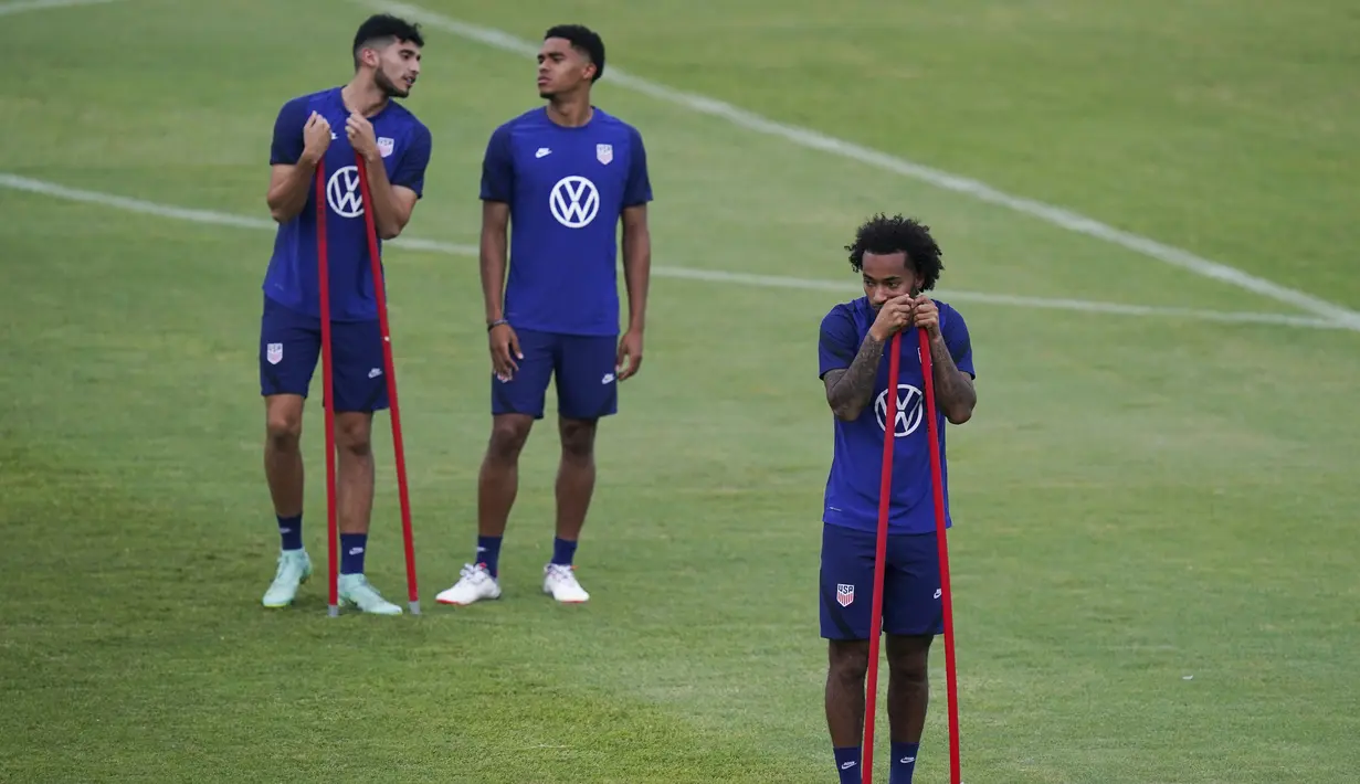 Pemain Amerika Serikat, Gianluca Busio (bawah) saat mengikuti sesi latihan di Kingston, Senin (15/11/2021). Amerika Serikat akan bertanding melawan Jamaika pada laga kualifikasi Piala Dunia 2022 pada hari Rabu (17/11) pagi. (AP Photo/Fernando Llano)
