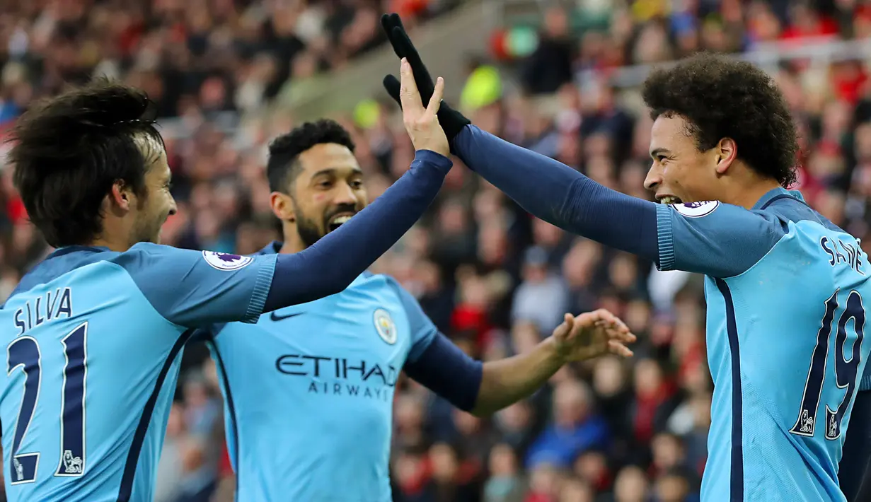 Gelandang Manchester City, Leroy Sane (kanan) melakukan selebrasi usai mencetak gol ke gawang Sunderland pada lanjutan Liga Premier Inggris di Stadion Light, Sunderland, (5/3). City menang atas Sunderland dengan skor 2-0. (Owen Humphreys/PA via AP)