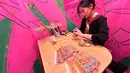 Tak hanya itu, kita juga berkesempatan membuat prakarya bunga dari kertas. Uniknya, ini bukan sembarang kertas, namun terdapat corak lukisan dari Geoffroy Pithon. [ Foto : Fimela.com ]