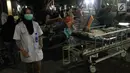 Sejumlah pasien di evakuasi keluar Rumah Sakit Siaga Medika Banyumas, Jawa Tengah, Sabtu (16/12). Gempa terjadi pukul 23.47 WIB di 8.03 Lintang Selatan, 108.04 Bujur Timur dengan kedalaman 105 km. (Liputan6.com/Pool)