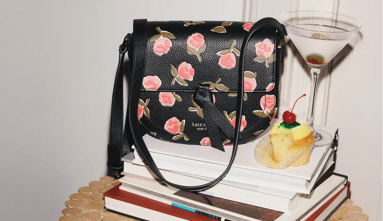 Beau dress hadir dalam 3 siluet berbeda, didesain dengan kain berstruktur beraksen statement di bagian pundak dan detail pita di bagian dada. Golightly dress berdetail perhiasan di area pinggang dan kerah berdetail open banck, serta baju set soiree top and pastis blouse. Foto: Kate Spade New York.