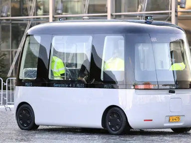 Sebuah bus Gacha tanpa supir, ditampilkan ke publik pada peluncuran perdananya di Helsinki, Finlandia, (8/3). Bus produksi negara Jepang dan Finlandia dikendalikan oleh robot yang didesain untuk semua kondisi cuaca. (Reuters/Heikki Saukkomaa & Lehtikuva)