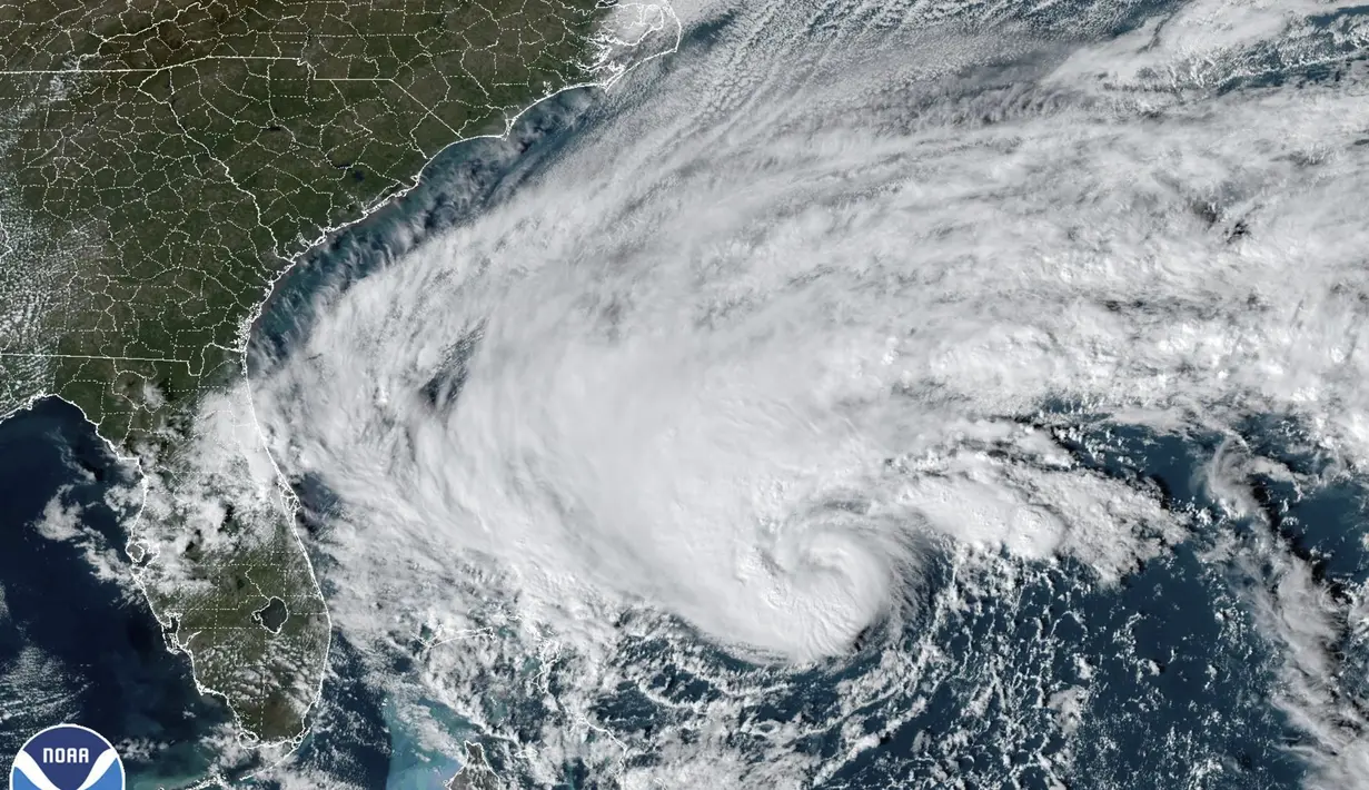 Citra satelit GOES-East GoeColor ini diambil pada pukul 14.36. EST dan disediakan oleh NOAA menunjukkan Badai Tropis Nicole mendekat ke arah barat laut Bahama dan garis pantai Atlantik Florida pada Selasa, 8 November 2022. (NOAA via AP)