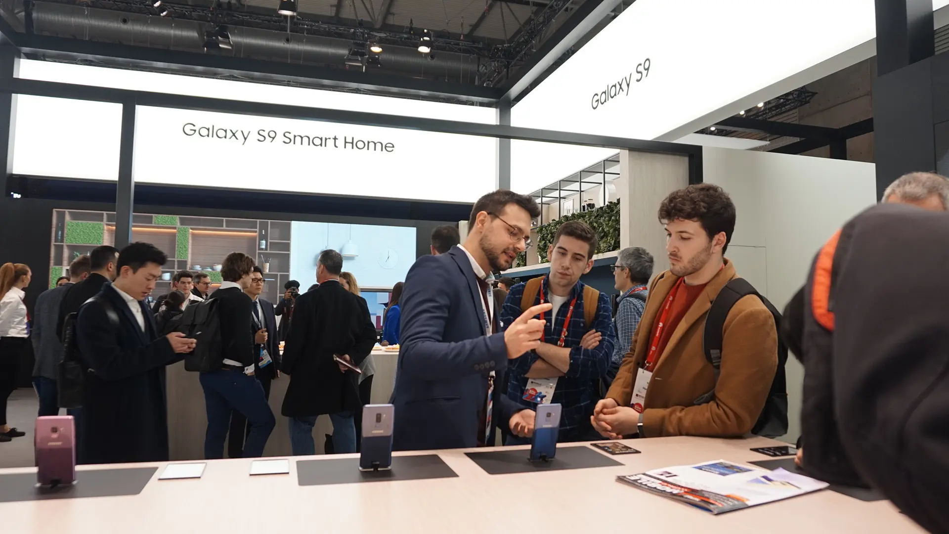 Antusiasme pengunjung di booth Samsung di gelaran Mobile World Congress 2018 (Liputan6.com/ Agustin Setyo W)