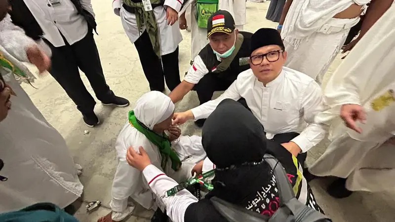 Ketua Tim Pengawas Haji DPR RI Muhaimin Iskandar alias Gus Imin saat membantu jemaah haji Indonesia yang kelekahan usai lempar jumrah