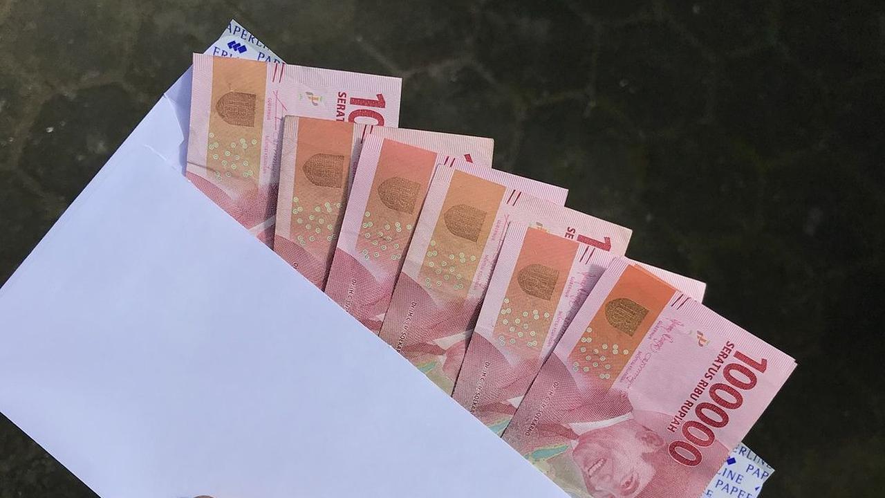 Lilitkan Uang di Perut