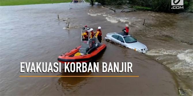 VIDEO: Detik-Detik Penyelamatan Korban Banjir di Dalam Mobil