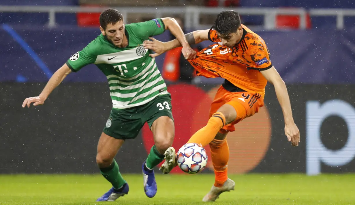 Penyerang Juventus,  Alvaro Morata, berebut bola dengan bek Ferencvaros, Lasha Dvali, pada laga lanjutan Liga Champions 2020/2021 di Puskas Arena, Kamis (5/11/2020) dini hari WIB. Juventus menang 4-1 atas Ferencvaros.  (AP Photo/Laszlo Balogh)