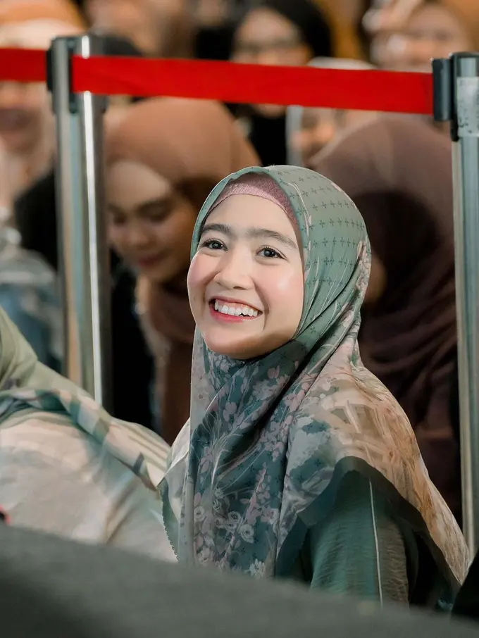 Ikut Kajian Ustaz Hanan Attaki, Potret Febby Rastanty Usai Umrah Ini Banjir Pujian