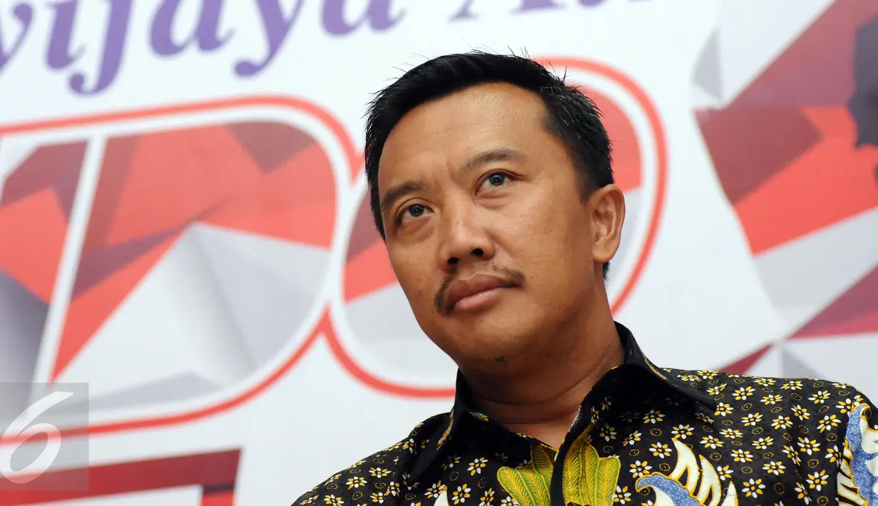 Menpora, Imam Nahrawi menyimak pertanyaan terkait hitung mundur ajang MXGP 2017 di Jakarta, Rabu (18/1). Ajang motokross internasional MXGP 2017 akan digelar di kota Pangkal Pinang, 4-5 Maret mendatang. (Liputan6.com/Helmi Fithriansyah)