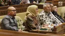 Ketua KPU, Arief Budiman (ketiga kiri) saat mengikuti rapat kerja/rapat dengar pendapat dengan Komisi II DPR di Kompleks Parlemen, Jakarta, Kamis (26/9/2019). Rapat membahas evaluasi Pemilu 2019 dan persiapan Pilkada Serentak 2020. (Liputan6.com/Helmi Fithriansyah)