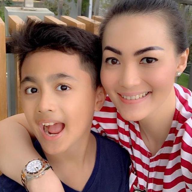 6 Potret Kebersamaan Christy Jusung dan Sang Putra, Penuh Kehangatan