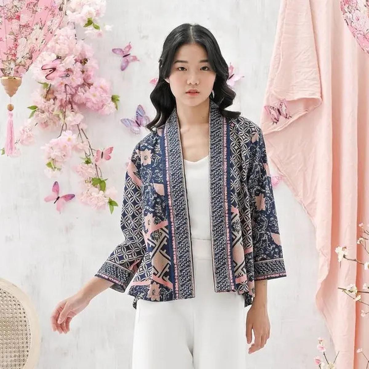 5 Model Baju Batik Kombinasi yang Wajib Dimiliki Wanita Stylish