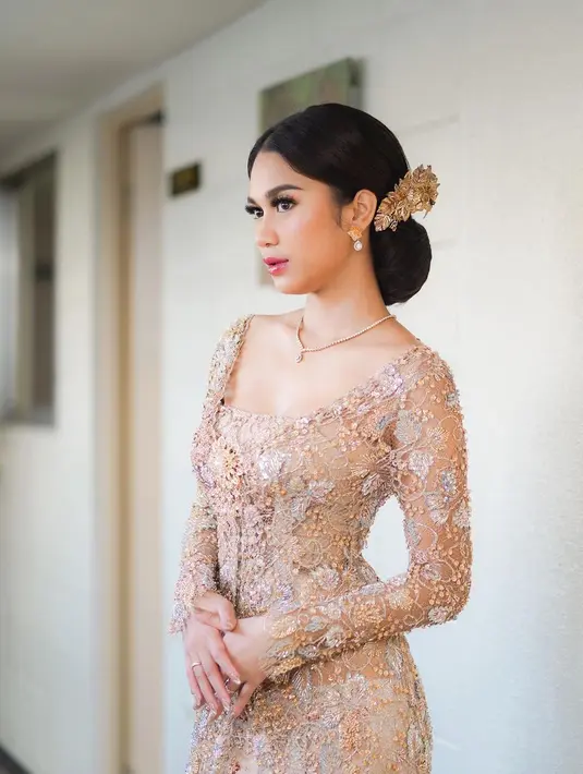 Saat menikah, Azizah tampil cantik dengan kebaya rancangan desainer Asky Febrianti. [@azizahsalsha_].