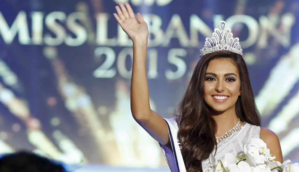 Valerie Abou Chacra memberikan salam kepada penonton usai mengetahui dirinya memenangkan Miss Lebanon 2015 di Beirut, Lebanon, Senin (12/10/2015). Valerie masih berstatus Mahasiswi disalah satu Universitas. (REUTERS/Mohamed Azakir)