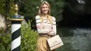 Model Martha Hunt tersenyum saat berpose setibanya untuk menghadiri Festival Film Venice edisi ke-76 di Venice, Italia (28/8/2019). (AP Photo/Arthur Mola)