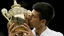 3. Petenis Serbia, Novak Djokovic, berhasil menjadi juara Wimbledon 2015. Pada partai final Novak mengalahkan musuh bebuyutannya petenis Swiss, Roger Federer. (Reuters/Stefan Wermuth)