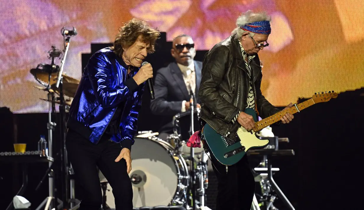 Vokalis band rock Inggris The Rolling Stones Mick Jagger (kiri), gitaris Keith Richards (kanan), dan drummer Steve Jordan tampil pada konser Stones Sixty European Tour di Veltins Arena, Gelsenkirchen, Jerman, 27 Juli 2022. The Rolling Stones akan bermain di seluruh Eropa musim panas ini untuk merayakan 60 tahun spesial bersama – Mick, Keith, dan Ronnie. (INA FASSBENDER/AFP)