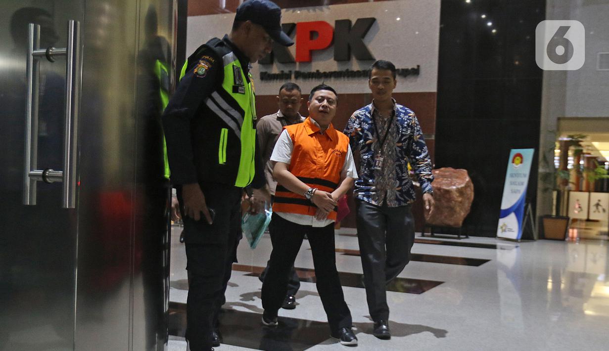 Tersangka Saefulah dari unsur swasta keluar dari gedung KPK usai pemeriksaan di Jakarta, Jumat (10/1/2020). Saefulah yang ditangkap pada operasi tangkap tangan (OTT) itu ditahan dalam kasus dugaan penerimaan hadiah atau janji penetapan anggota DPR Terpilih 2019-2024. (Liputan6.com/Herman Zakharia)