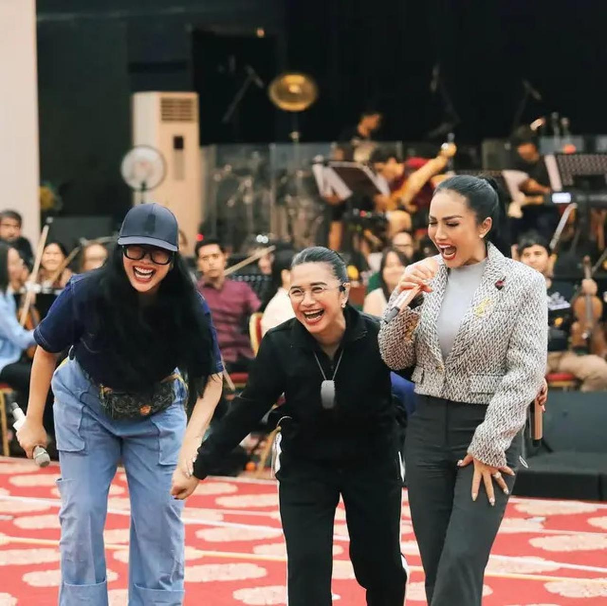 Gaya Kompak Tiga Diva Krisdayanti, Ruth Sahanaya, dan Titi DJ di Satu Panggung, Tampil Energik di Usia 50an