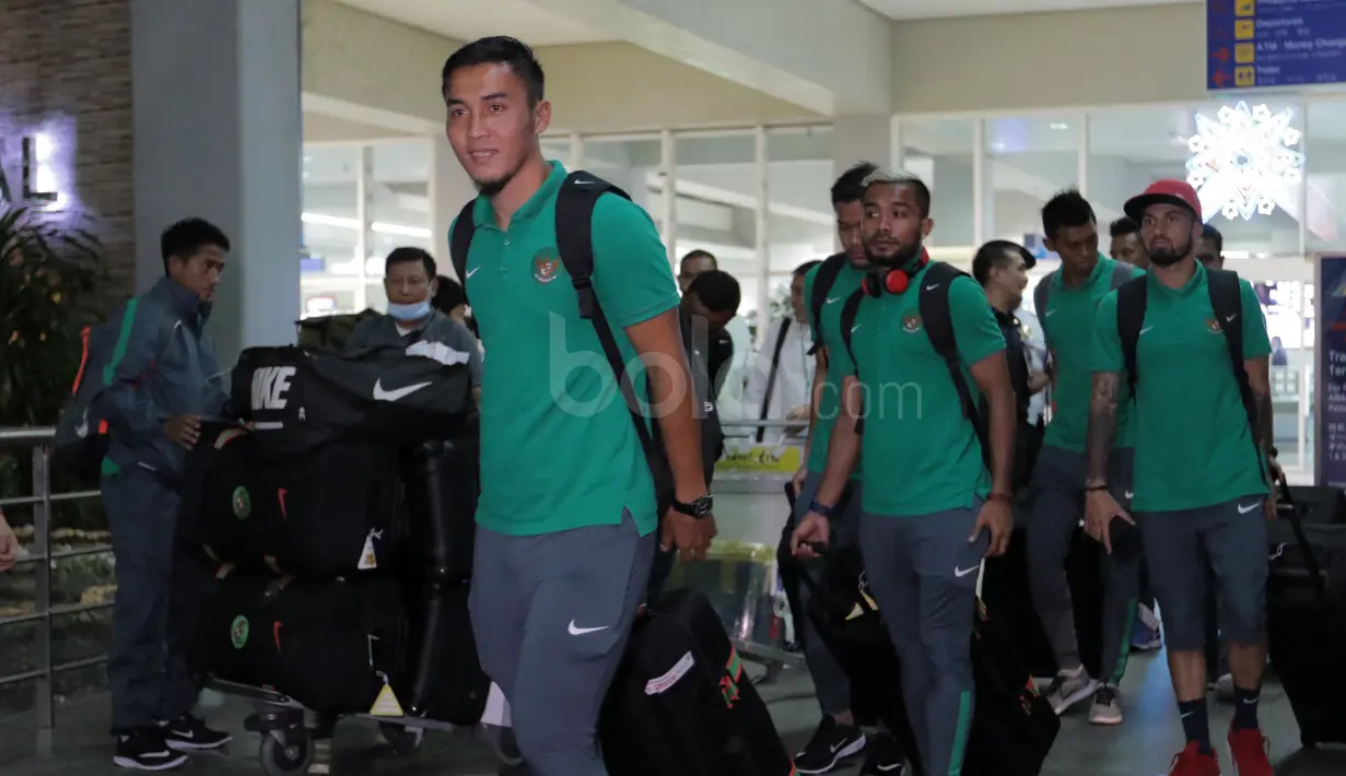 Gunawan, Zulham dan Stefano menuju bus pemain usai keluar dari gerbang Ninoy Aquino International Airport (NAIA), Manila, Filipina, (17/11/2016). (Bola.com/Nicklas Hanoatubun)