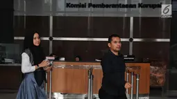 Istri Gubernur Aceh nonaktif Irwandi Yusuf, Darwati Agani (kiri) berjalan keluar Gedung KPK seusai menjalani pemeriksaan di Jakarta, Selasa (31/7). Darwati keluar dari Gedung KPK tanpa menjawab pertanyaan para wartawan. (Merdeka.com/Dwi Narwoko)