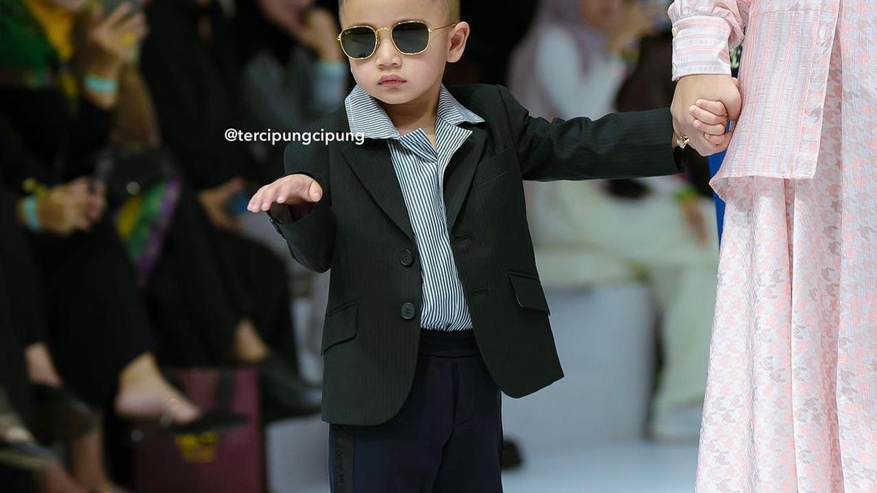 Rayyanza Malik Ahmad Mengguncang Catwalk Jakarta Fashion Week: Keren Seperti Bos Mafia