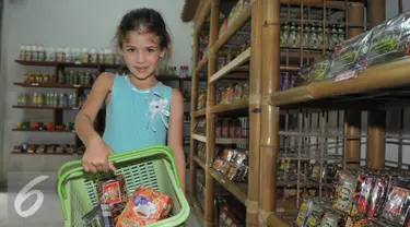 Pemain elif, Isabella Damla Guvenilir (Elif) menunjukkan belanjaannya pada saat di Bali, Rabu (26/8/2015). Para pemain Elif begitu senang bisa menyambangi salah satu tempat pembuatan kopi luwak di kawasan Bali Tengah. (Liputan6.com/Herman Zakharia)