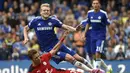 Gelandang Leicester City, Dean Hammond (kiri), berusaha menghentikan pergerakan pemain depan Chelsea, Andre Schurrle, di laga lanjutan Liga Primer Inggris di Stadion Stamford Bridge, London, (23/8/2014). (REUTERS/Toby Melville)