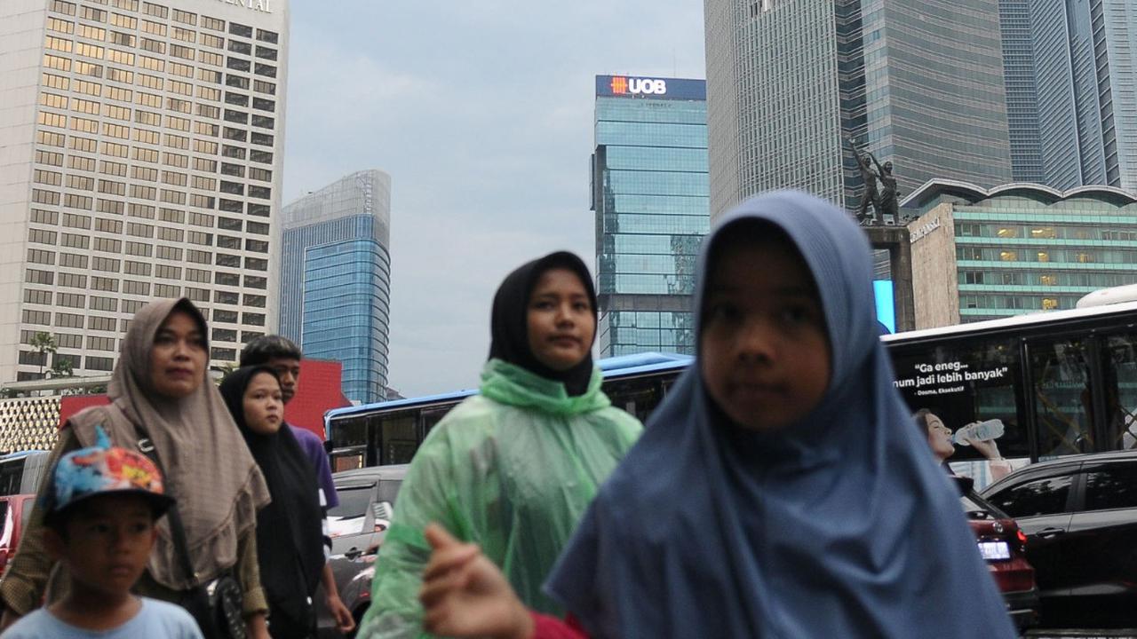 Menjelang malam pergantian tahun, suasana terkini di Bundaran HI mulai ramai dengan kepadatan lalu lintas yang menunjukkan peningkatan.<br><br><br>