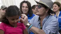 Johnny Depp bagikan lebih dari 200 alat bantu dengar bagi penyandang tuna rungu (Foto: Today.com)