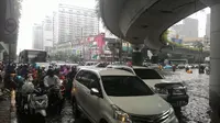 Ada Genangan, lalu lintas di Simpang Matraman macet (Liputan6.com/ Ahmad Romadoni)
