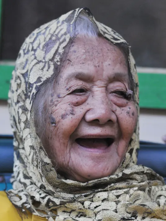 Nenek Anami, wanita yang diperkirakan berumur 140 saat ditemui di rumahnya di Purwakarta, Jawa Barat, Minggu (17/5). Namanya, menjadi sorotan media lantaran ingin ikut sayembara menjadi orang tertua di dunia. (Liputan6.com/Herman Zakharia)