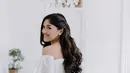 Dibantu oleh fashion stylist Doley Tobing, Erina Gudono tampil cantik dalam balutan off shoulder dress putih karya Diana M Putri. @kaesangp.
