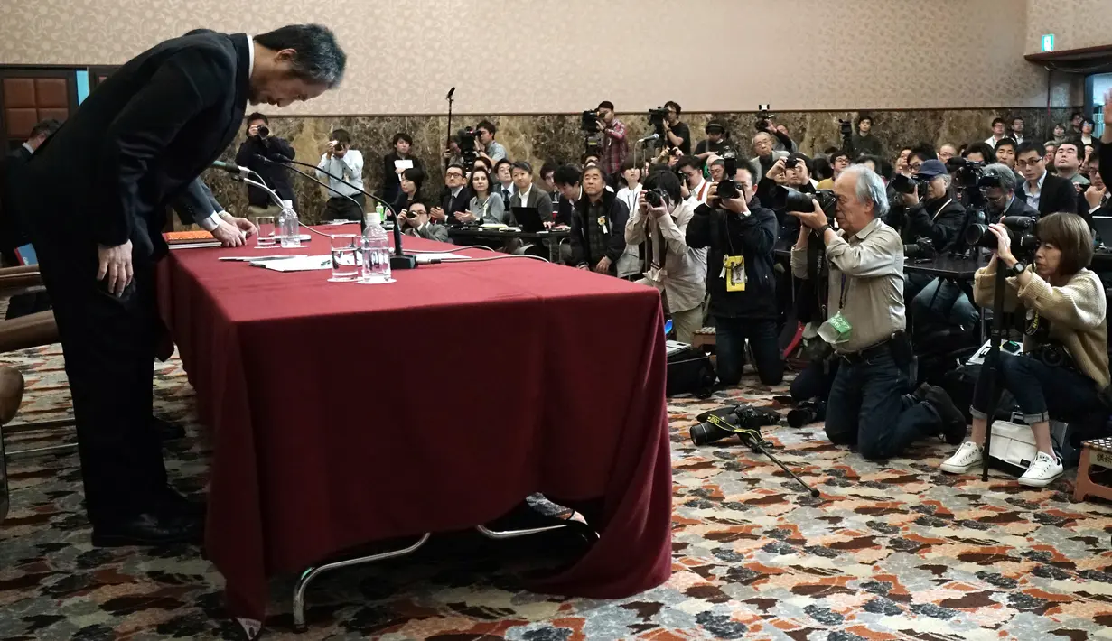 Jumpei Yasuda, jurnalis lepas Jepang yang sempat ditahan 3 tahun di Suriah, membungkuk meminta maaf saat konferensi pers di Tokyo, Jumat (2/11). Yasuda mengaku sepenuhnya bertanggung jawab atas tindakannya selama disandera Suriah. (AP/Eugene Hoshiko)