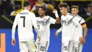 Para pemain Jerman merayakan gol yang dicetak oleh Kai Havertz ke gawang Argentina pada laga persahabatan di Stadion Signal Iduna Park, Rabu (9/10). Kedua tim bermain imbang 2-2. (AP/Martin Meissner)