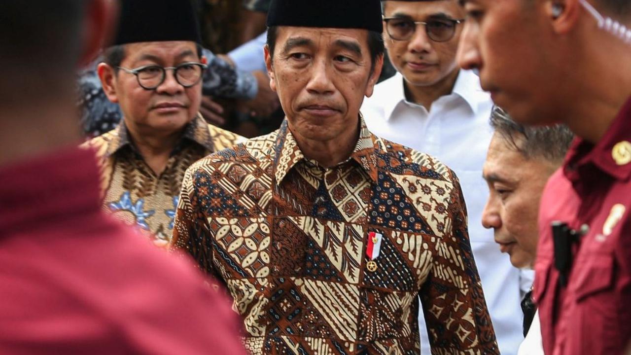 Presiden Joko Widodo (Jokowi) melayat ke rumah duka Wakil Presiden RI ke-9, Hamzah Haz, yang berlokasi di Jalan Tegalan, Palmeriam, Matraman, Jakarta, pada Rabu pagi. Foto: Liputan6.com / Angga Yuniar<br>