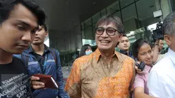 Senyum Andi Zulkarnain Mallarangeng alias Choel Mallarangeng saat akan meninggalkan Gedung KPK, Jakarta, Kamis (1/12). Choel diperiksa sebagai tersangka kasus dugaan korupsi proyek P2SON di Hambalang pada 2010-2012. (Liputan6.com/Helmi Afandi)