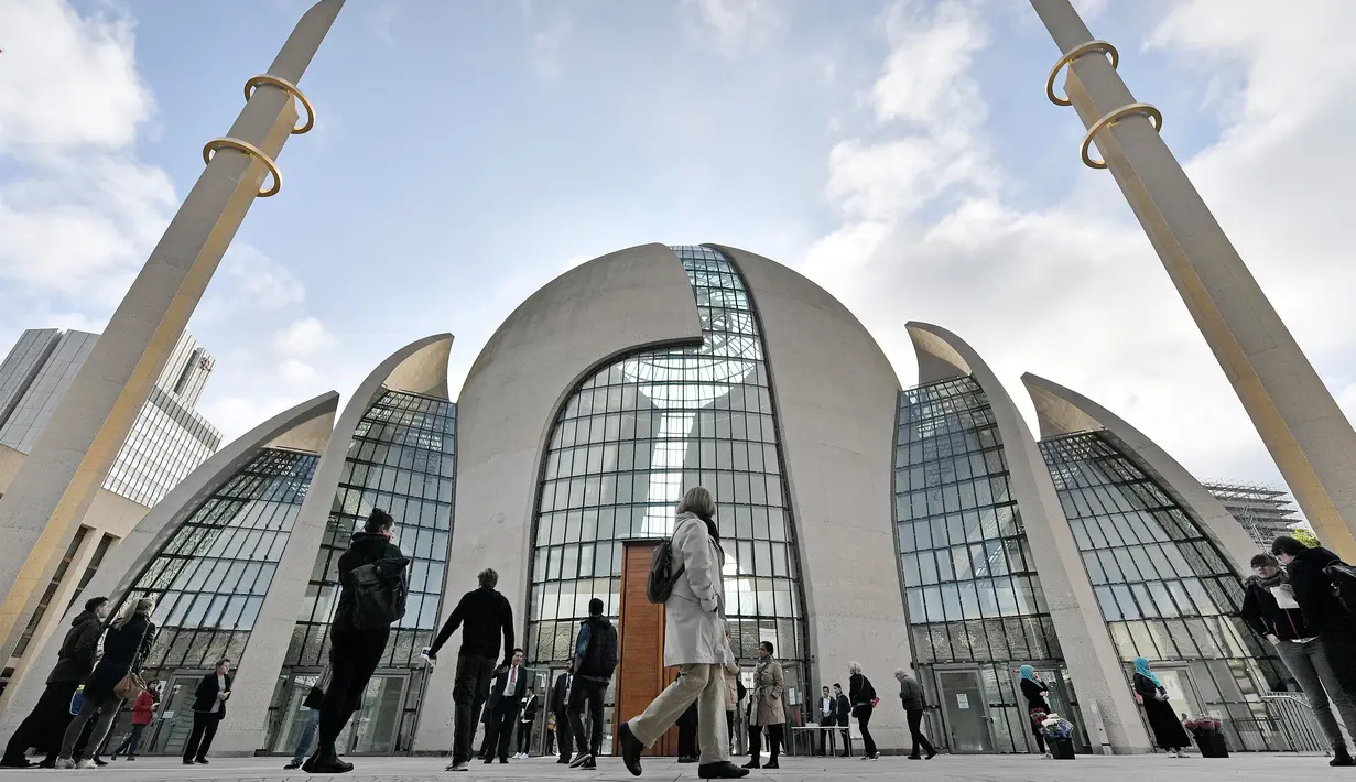 Suasana dari luar Masjid Cologne saat Hari Masjid Terbuka di Cologne, Jerman, Selasa (3/10). Setiap tanggal 3 Oktober komunitas Muslim ingin warga Jerman lainnya mengenal islam dengan cara membuka semua masjid untuk umum. (AP Photo/Martin Meissner)