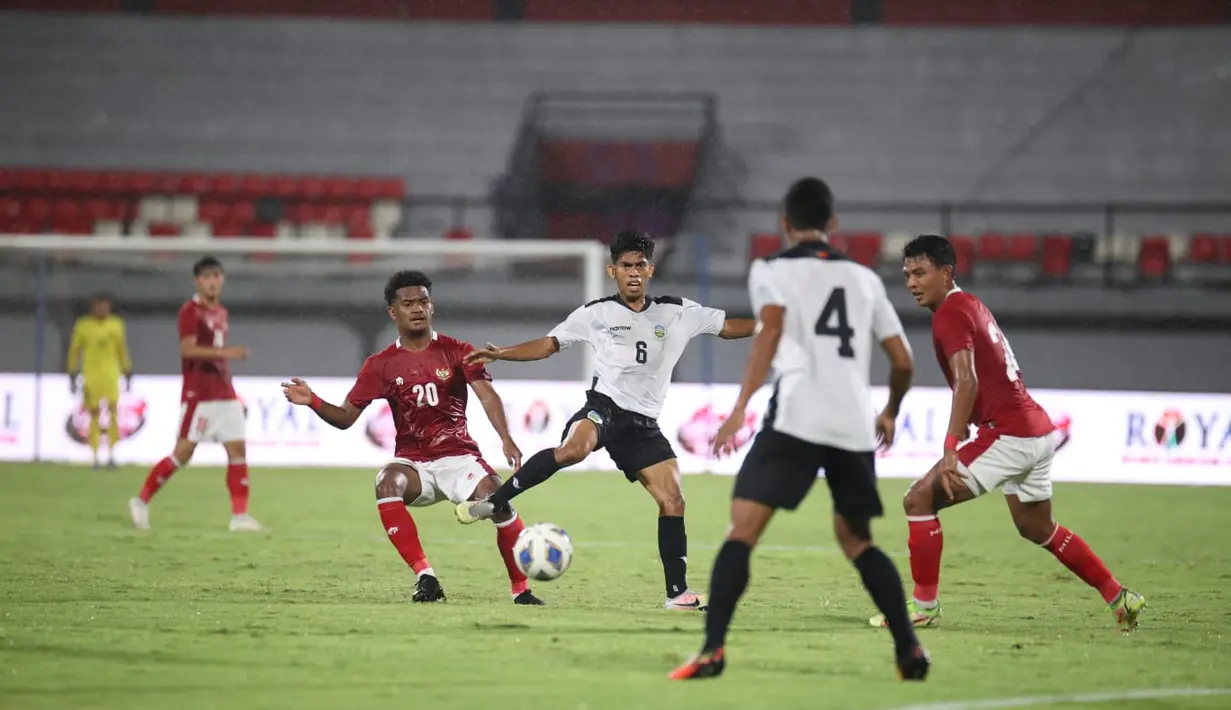 Pemain Timor Leste, Jhon Firth mengontrol bola dari kawalan para pemain Indonesia pada laga uji coba internasional di Stadion I Wayan Dipta Gianyar, Kamis (27/1/2022). Indonesia menang telak atas Timor Leste 4-1. Indonesia menang telak atas Timor Leste 4-1 (Dok Humas PSSI)