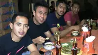 Slamet Nurcahyo (paling depan) dan tiga pemain Surabaya United lain menikmati makanan kuliner khas Makassar. (Bola.com/Zaidan Nazarul)